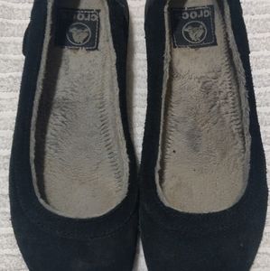 Black Crocs flats